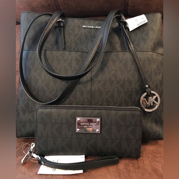 Michael Kors Handbags - Michael Kors Purse with Wallet 🌟NWT🌟
